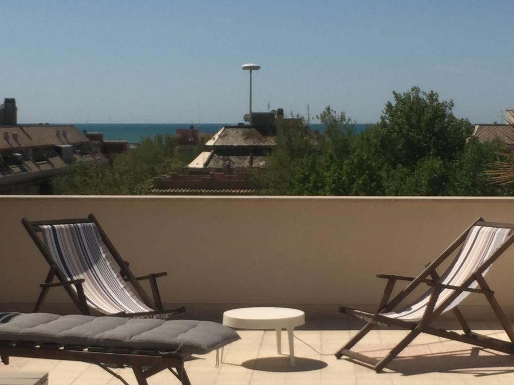 Attico Al Mare Apartment ลิโด ดิ ออสเตีย ภายนอก รูปภาพ